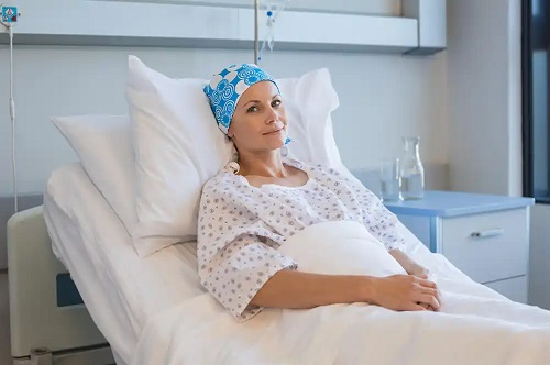 Femeie care are nevoie de analiza proteinelor totale