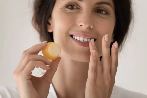 Femeie care mizează pe aspectul natural în machiaj