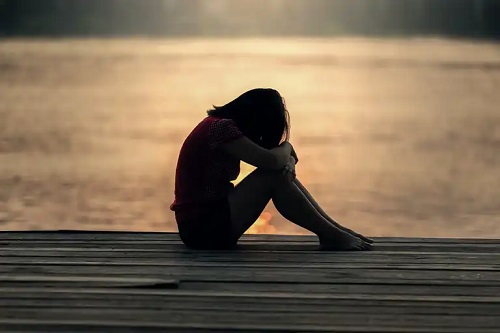 Femeie afectată de bullying-ul în familie
