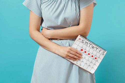 Femeie care folosește un calendar menstrual