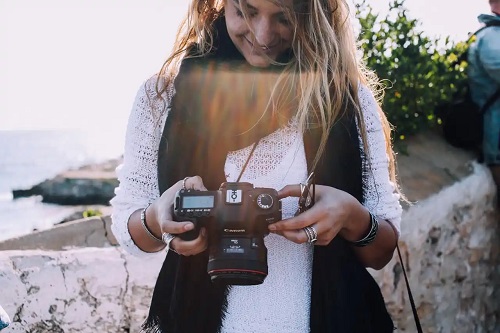 Femeie care face fotografii