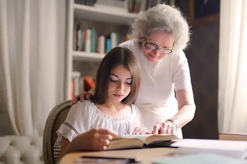 Femeie care îi poate învăța pe copii să citească acasă