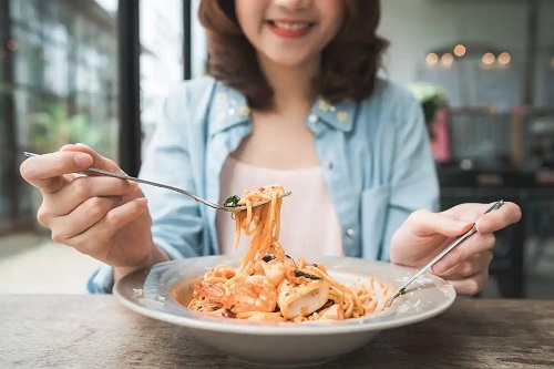 Femeie care se bucură de libertatea alimentară