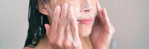 Femeie care își spală fața