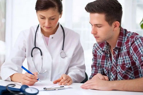 Medic care vorbește cu un bărbat