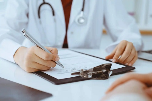 Medic care consultă un pacient