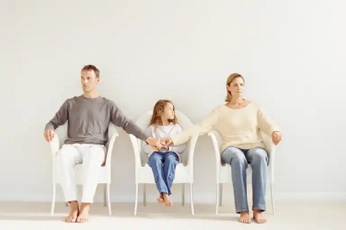 Părinți care știu cum pot vorbi cu copiii despre divorț