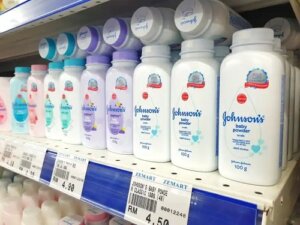 Johnson & Johnson nu mai vinde pudra de talc pentru copii