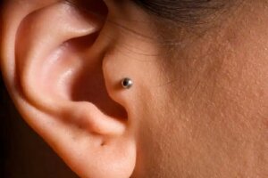 Respingerea piercingului: cauze, tratamente și prevenire