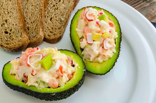 Rețetă ce include avocado și imitația de carne de crab