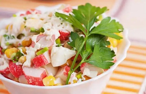 Salată ce folosește imitația de carne de crab
