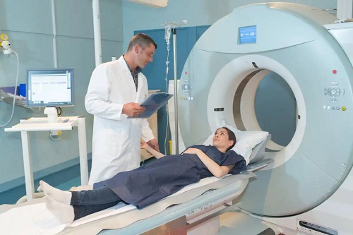 Specialist care aplică tratamente pentru carcinomul cu celule scuamoase