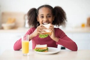 4 nutrienți care stimulează creșterea în adolescență