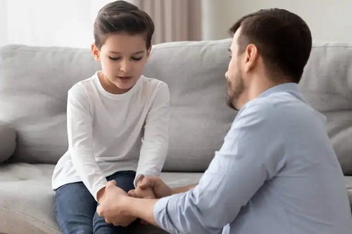 Tată care știe cum poate vorbi cu copiii despre divorț