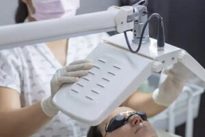 Terapia fotodinamică: în ce constă și ce beneficii are?