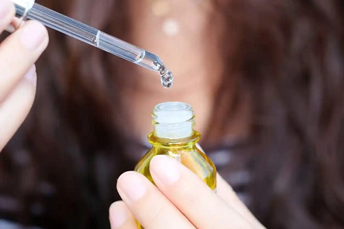 Femeie care folosește acid mandelic