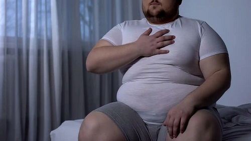 Bărbat care simte durerea în partea dreaptă a pieptului