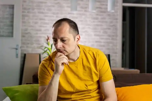 Bărbat căzut pe gânduri