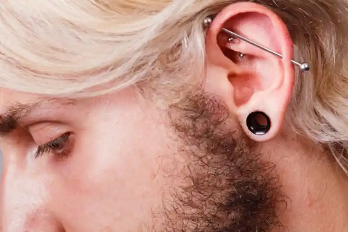 Bărbat cu piercing industrial