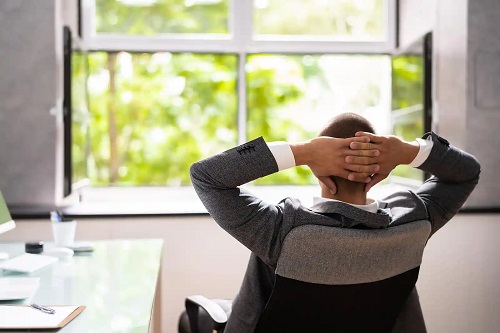 Bărbat care profită de ventilația emoțională