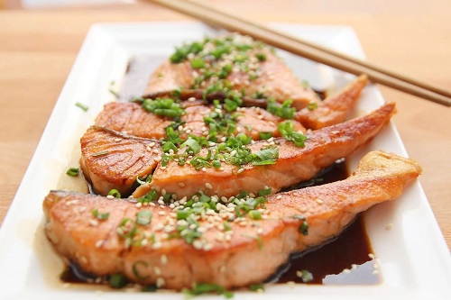 Beneficiile sosului teriyaki pus peste somon
