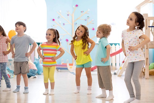 Copii care dansează