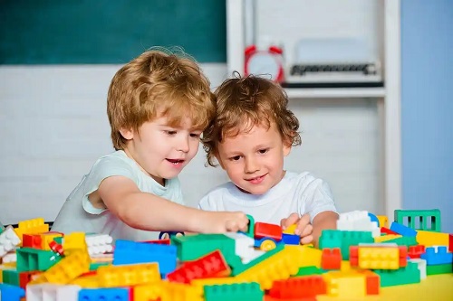 Copii care se joacă