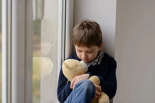 Copil depresiv și singur