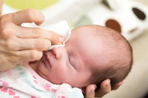 Curățarea ochilor la bebeluși