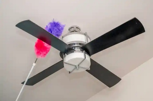 4 pași pentru curățarea ventilatoarelor de tavan
