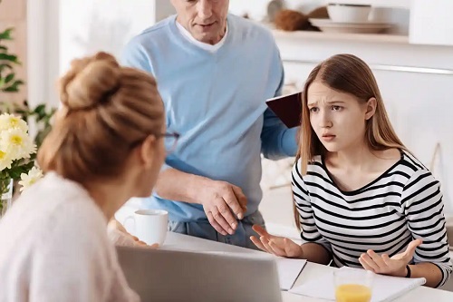 Familie care ceartă un adolescent