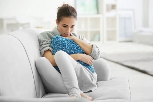Fată care are nevoie de sfaturi pentru a combate depresia