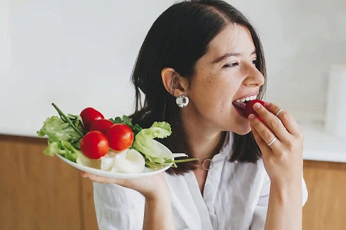 Femeie care consumă alimentele reglatoare
