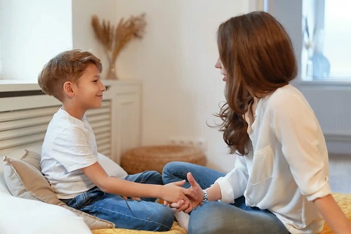 Femeie care promovează ascultarea activă la copii