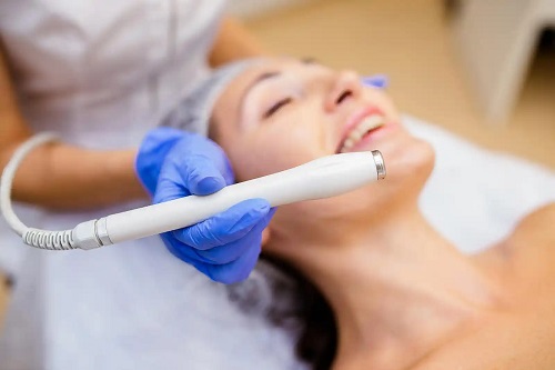 Femeie care primește un tratament cu laser