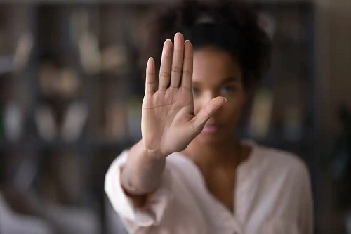 Femeie care nu acceptă legea gheții în relații