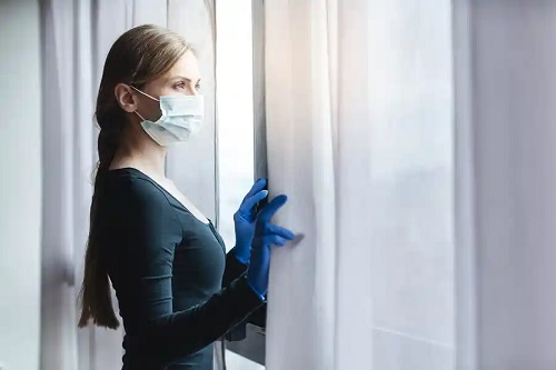 Femeie care poartă o mască medicală