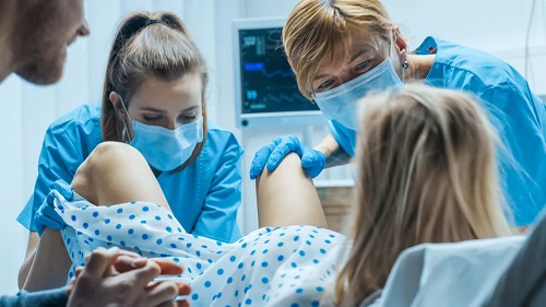 Femeie care naște vaginal