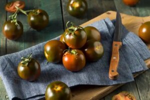 Kumato sau roșia neagră: nutrienți și beneficii