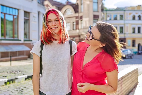 Mamă care înțelege adolescența târzie