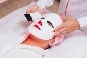 Masca facială cu LED: posibile beneficii și riscuri