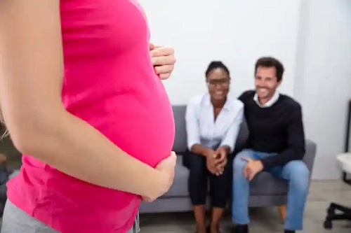 Maternitatea surogat: ce este și ce trebuie luat în considerare