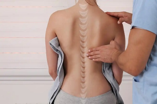 Medic ce examinează coloana vertebrală