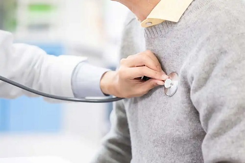 Medic care consultă un pacient