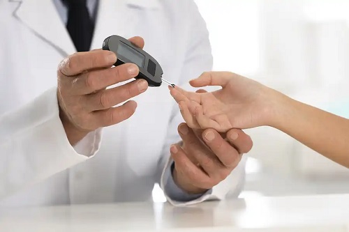 Medic care măsoară glicemia