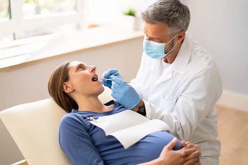 Medic care tratează gură uscată în timpul sarcinii