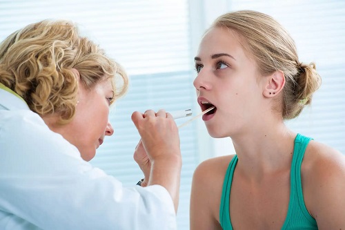 Medic care tratează senzația de urechi înfundate