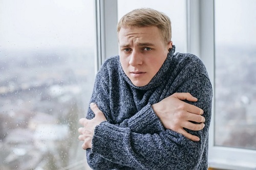 Persoană ce experimentează frisoanele fără febră
