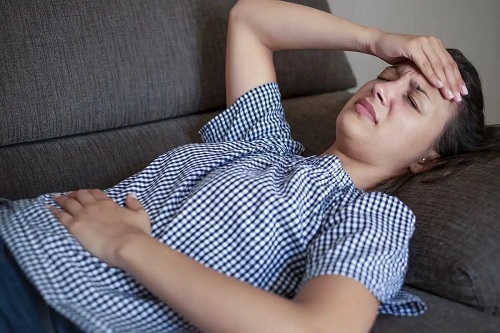 Persoană care simte greața după sex