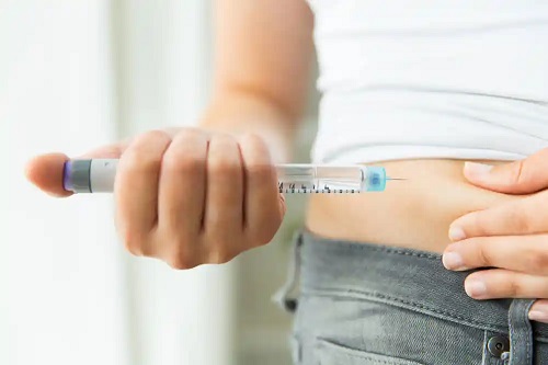 Persoană care își injectează insulină